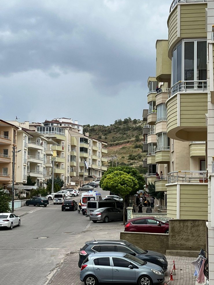 3'üncü kattan düşen 4 yaşındaki Damla yaralandı