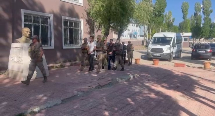 49 kaçak göçmen yakalandı