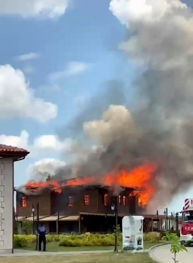 Ahşap kafe-restoran alevlere teslim oldu