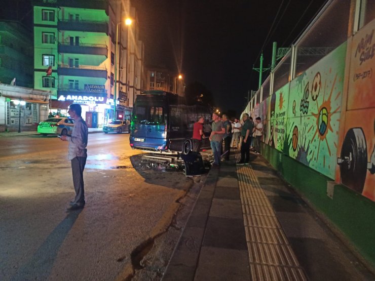 Ankara'da minibüs ile hafif ticari araç çarpıştı: 2 yaralı