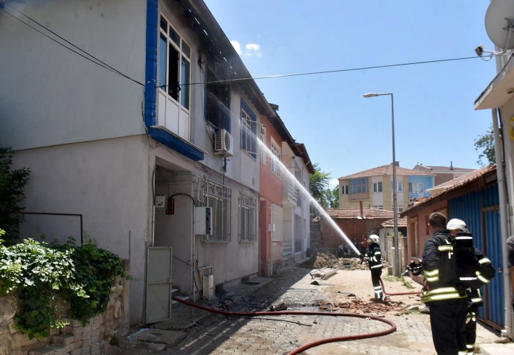 Annesi içerideyken, evi ateşe veren şüpheli tutuklandı