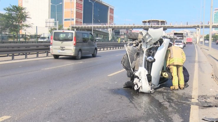 Aydınlatma direğine çarpan otomobil yan devrildi