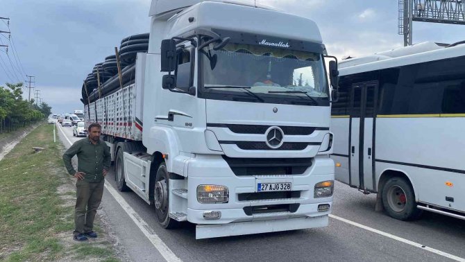 Boru yüklü tır ile çarpışan otomobilin sürücüsü yaralandı