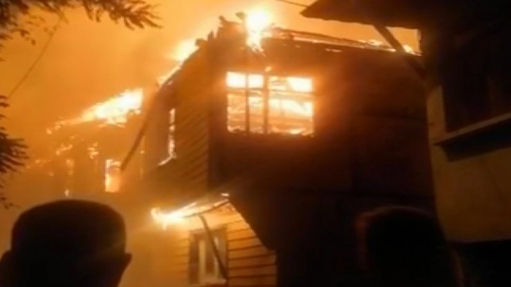 Bursa'da 3 ev alev alev yandı