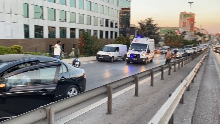 Direksiyonda kalp krizi geçiren sürücüye sağlık çalışanı kalp masajı yaptı 