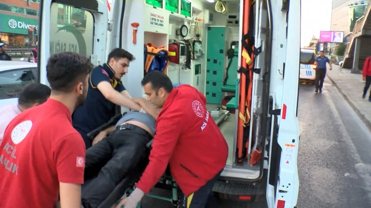 Direksiyonda kalp krizi geçiren sürücüye sağlık çalışanı kalp masajı yaptı 