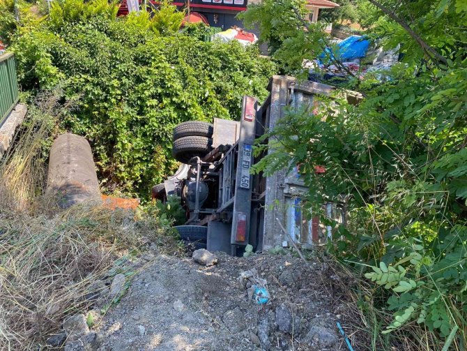 Freni tutmayan kamyon dereye uçtu