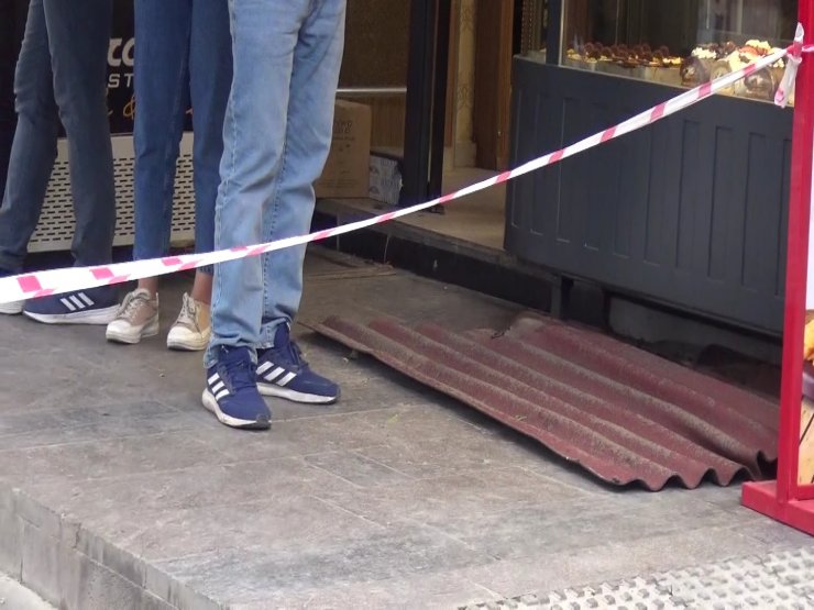 Kaldırımda yürürken rüzgarın uçurduğu sac başına düştü