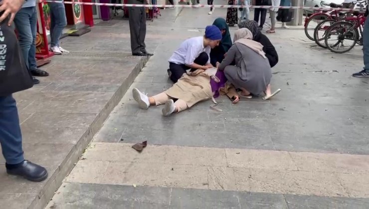 Kaldırımda yürürken rüzgarın uçurduğu sac başına düştü 