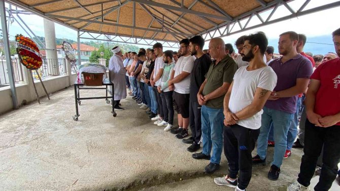 Kayınbiraderin merdivende kurşun yağdırdığı kadın toprağa verildi