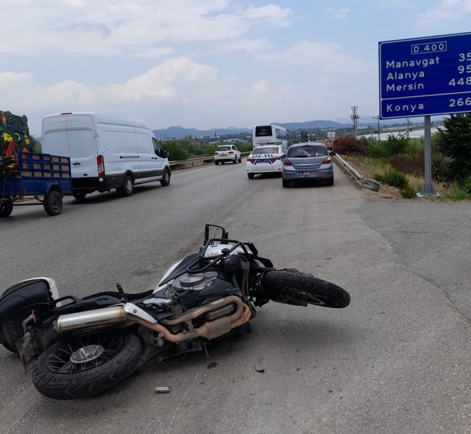 Kazada yaralanan polisin elini tutan vatandaş başından ayrılmadı