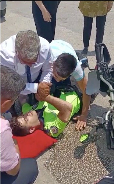 Kazada yaralanan polisin elini tutan vatandaş başından ayrılmadı