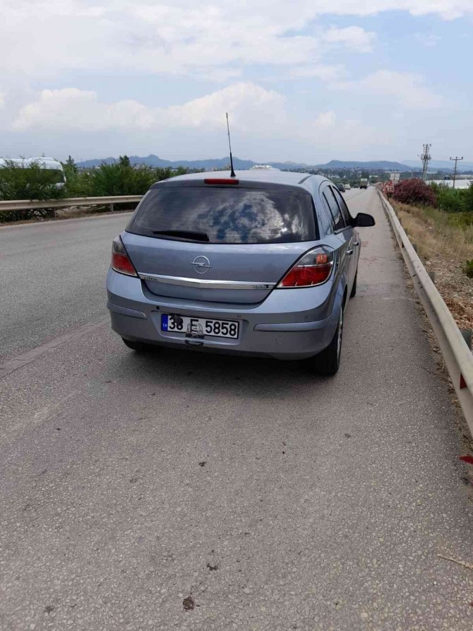 Kazada yaralanan polisin elini tutan vatandaş başından ayrılmadı