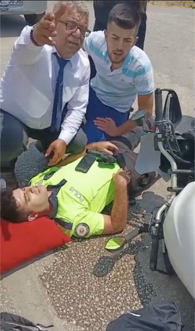 Kazada yaralanan polisin elini tutan vatandaş başından ayrılmadı