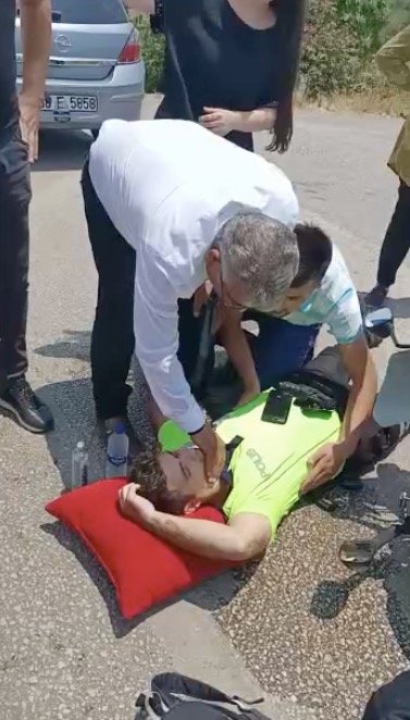 Kazada yaralanan polisin elini tutan vatandaş başından ayrılmadı