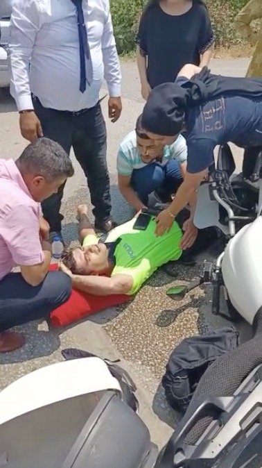 Kazada yaralanan polisin elini tutan vatandaş başından ayrılmadı