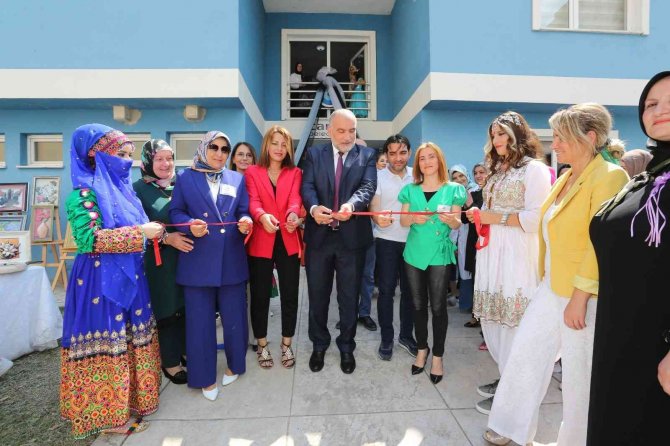 Kursiyerler hazırladığı el emeği ürünleri sergiliyor