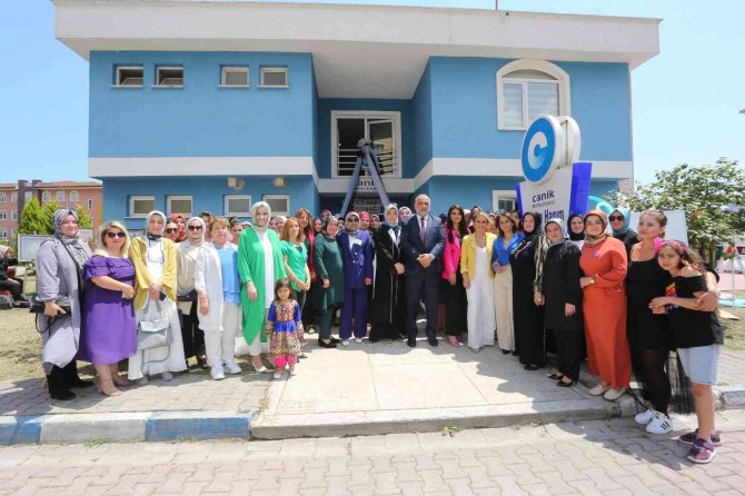 Kursiyerler hazırladığı el emeği ürünleri sergiliyor