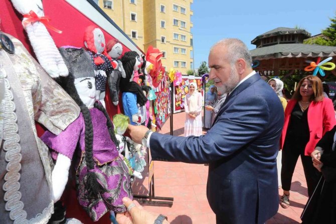 Kursiyerler hazırladığı el emeği ürünleri sergiliyor