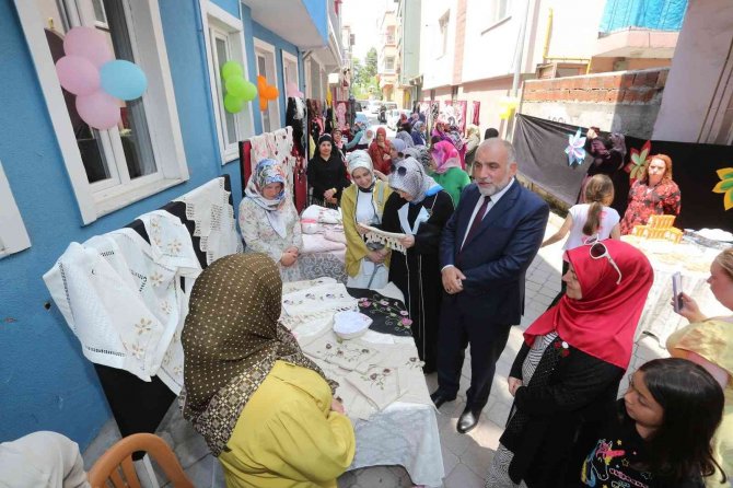Kursiyerler hazırladığı el emeği ürünleri sergiliyor
