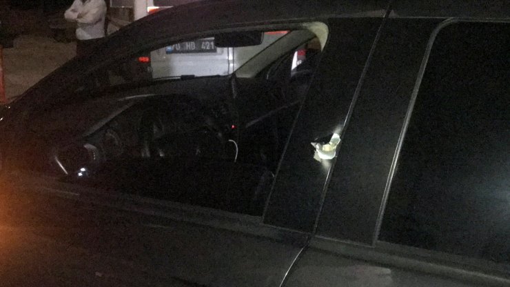 Seyir halindeki otomobile silahlı saldırı