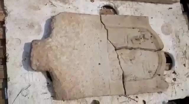 Tarihi mezar taşlarını satmak isterken yakalandı