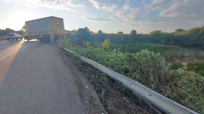 Tırın dorsesi uçurumda asılı kaldı