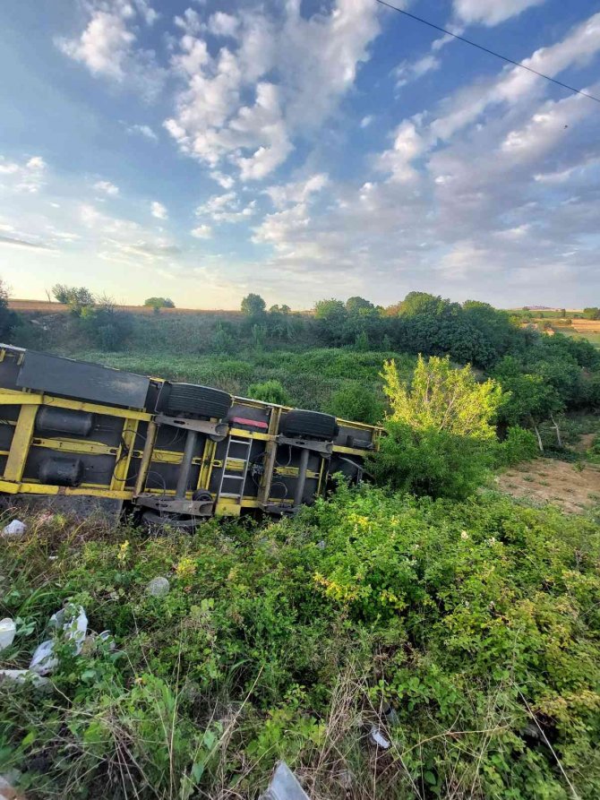 Tırın dorsesi uçurumda asılı kaldı