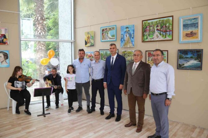 20 yıllık resim tutkusunu sergiye dönüştürdü