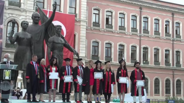 36 yıl öğretmenlik yaptı, 70 yaşında avukat oldu