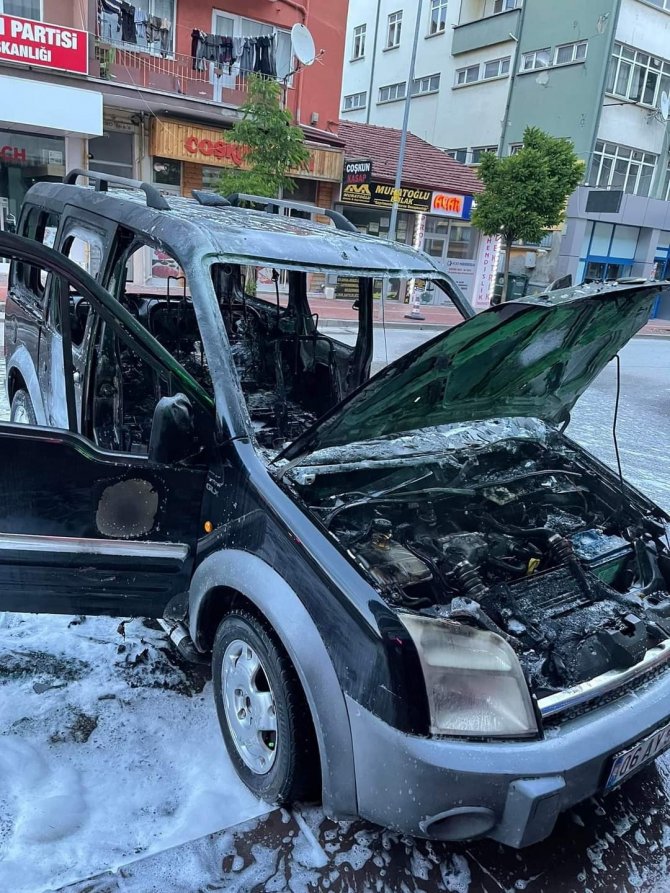 Alev alan araç küle döndü