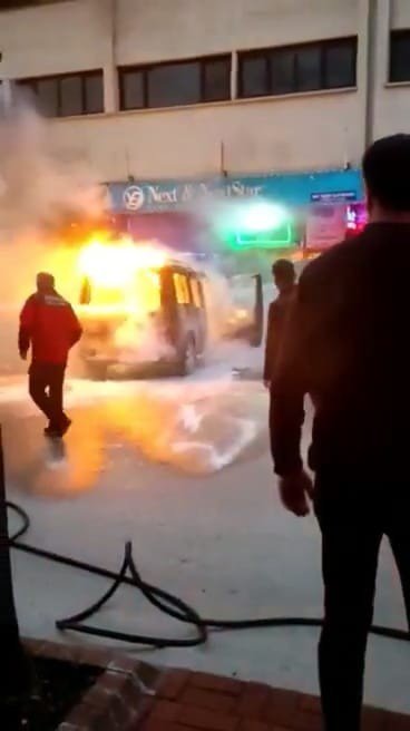 Alev alan araç küle döndü