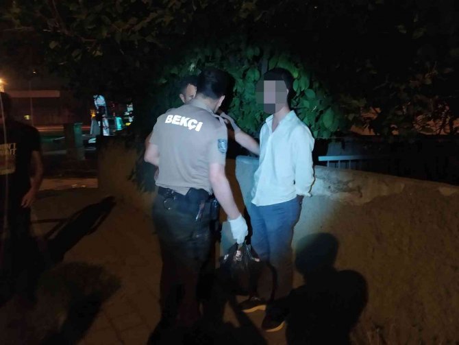 Bekçiler taksideki yolcudan poşet poşet uyuşturucu yakaladı