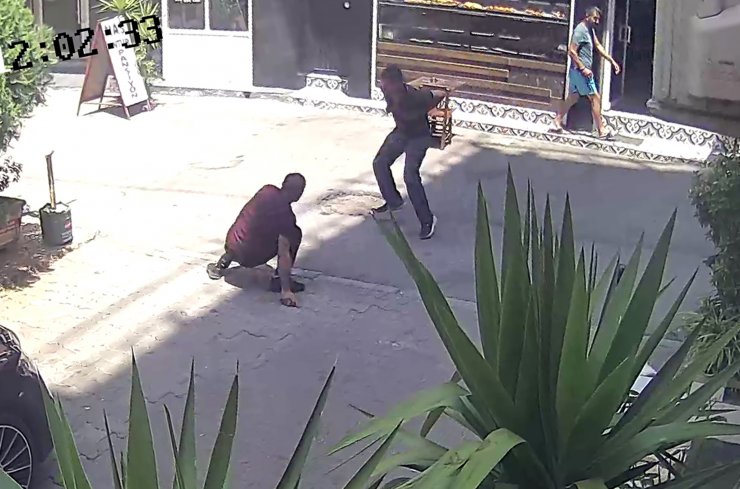 Bıçaklayıp, yarasına tampon yaptı