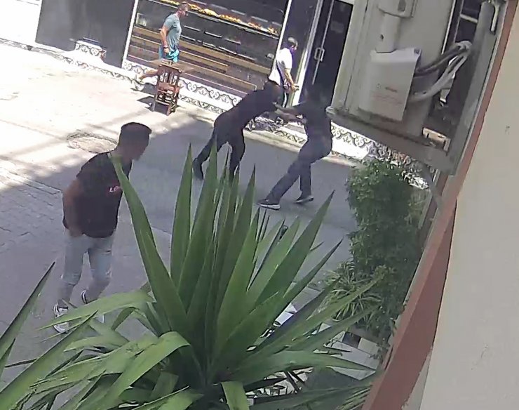 Bıçaklayıp, yarasına tampon yaptı