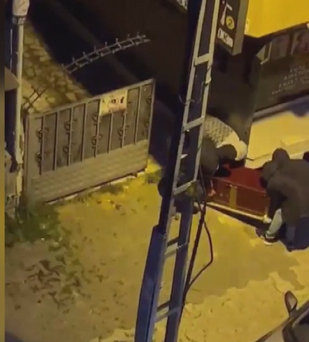 Çelik kasa hırsızlığı kamerada 