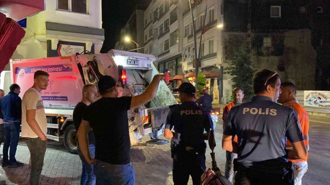 Çöp kamyonunun çarptığı motosikletli kurye yaralandı