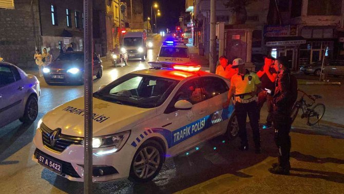 Çöp kamyonunun çarptığı motosikletli kurye yaralandı