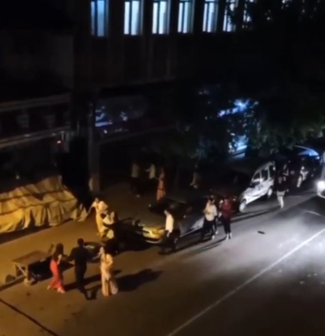 Düğünden çıktılar, kavgaya tutuştular