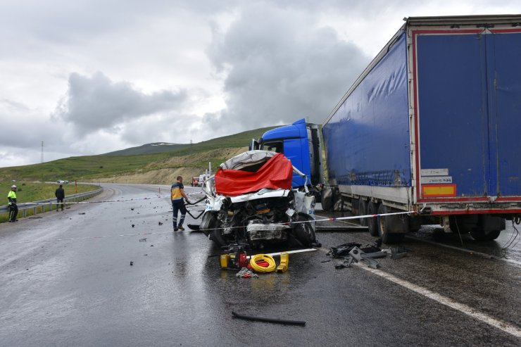 Erzurum'da TIR ile kamyonet çarpıştı: 2 ölü