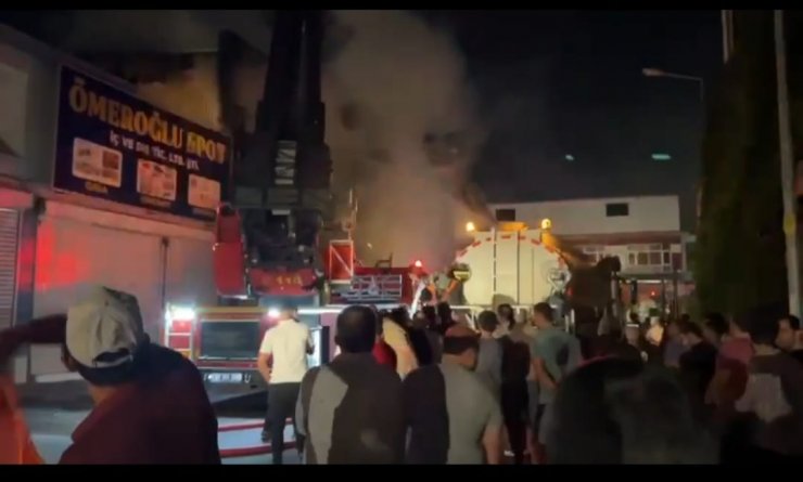 Ev eşyası satılan iş yerinde çıkan yangın korkuttu