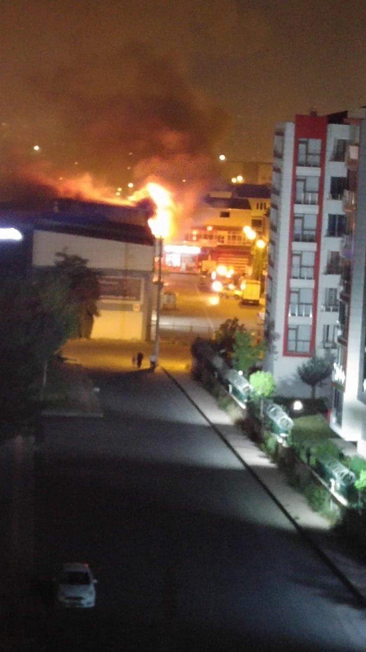 Ev eşyası satılan iş yerinde çıkan yangın korkuttu