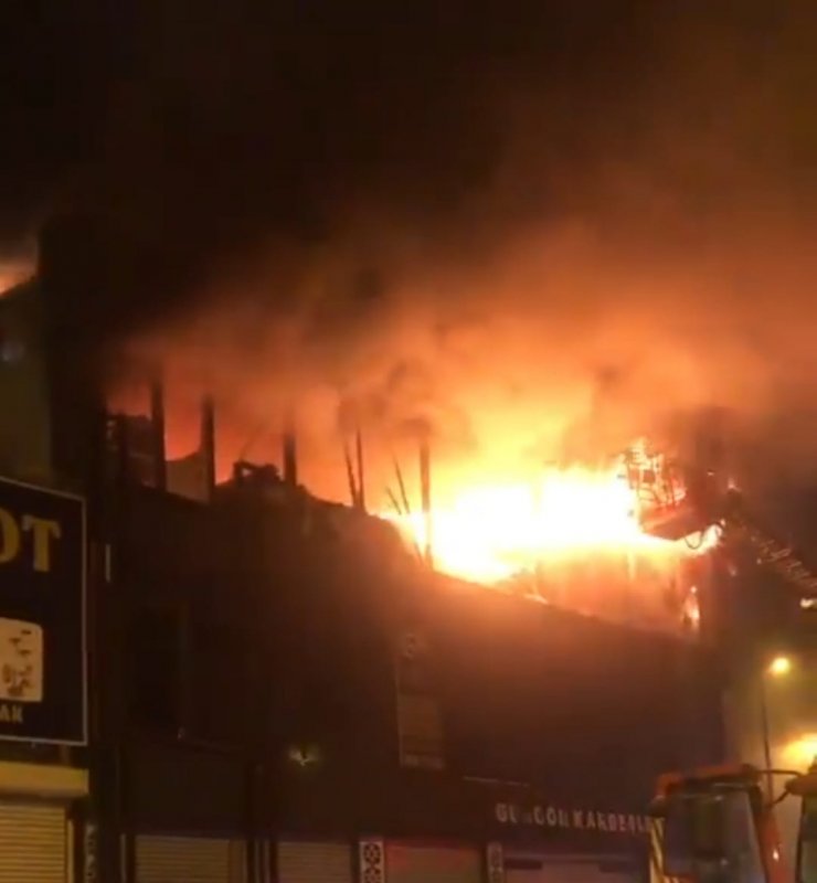 Ev eşyası satılan iş yerinde çıkan yangın korkuttu