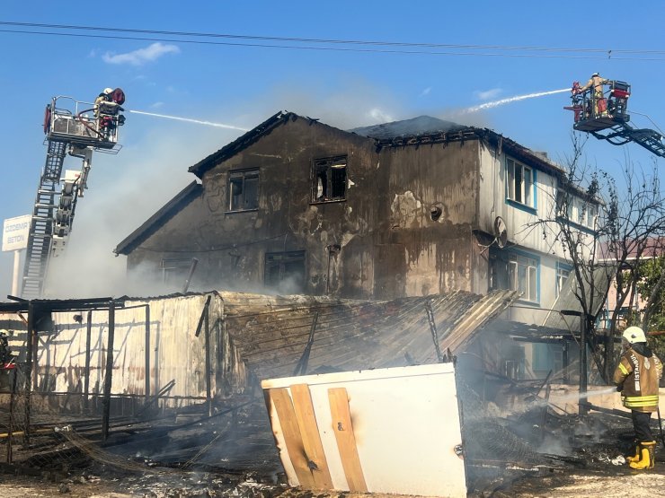 İmalathanede çıkan yangın 3 katlı binaya sıçradı