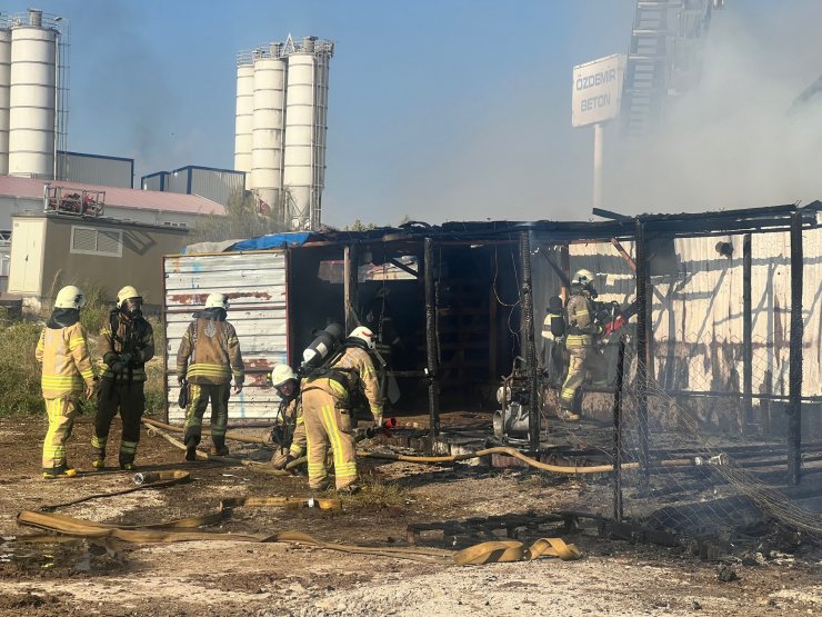 İmalathanede çıkan yangın 3 katlı binaya sıçradı