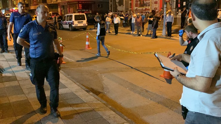 Oto galeriyi kurşunladılar: satılık araçlar ve galeri zarar gördü 