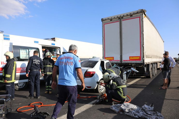 Otomobil seyir halindeki TIR'a çarptı: 1 ölü, 6 yaralı