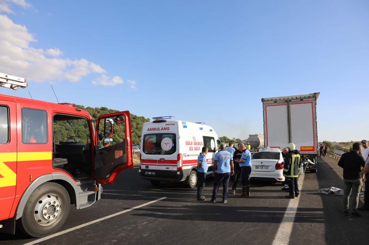Otomobil seyir halindeki TIR'a çarptı: 1 ölü, 6 yaralı