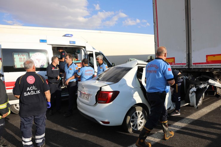 Otomobil seyir halindeki TIR'a çarptı: 1 ölü, 6 yaralı