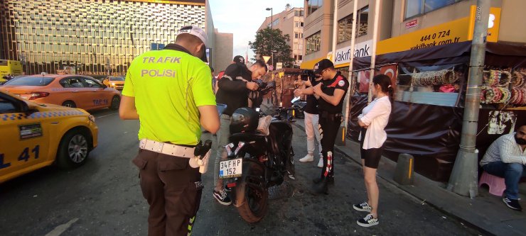 Polis denetiminde durdurulan takside uyuşturucu madde bulundu